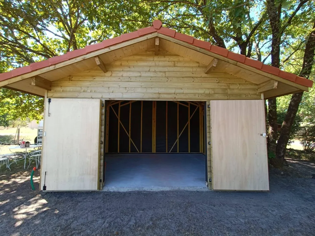 Construction d’un abri de jardin dans un terrain situé près de Mimizan