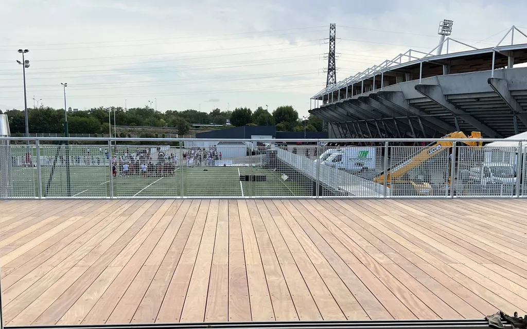 Pose de la terrasse en Cumaru au Stade Toulousain