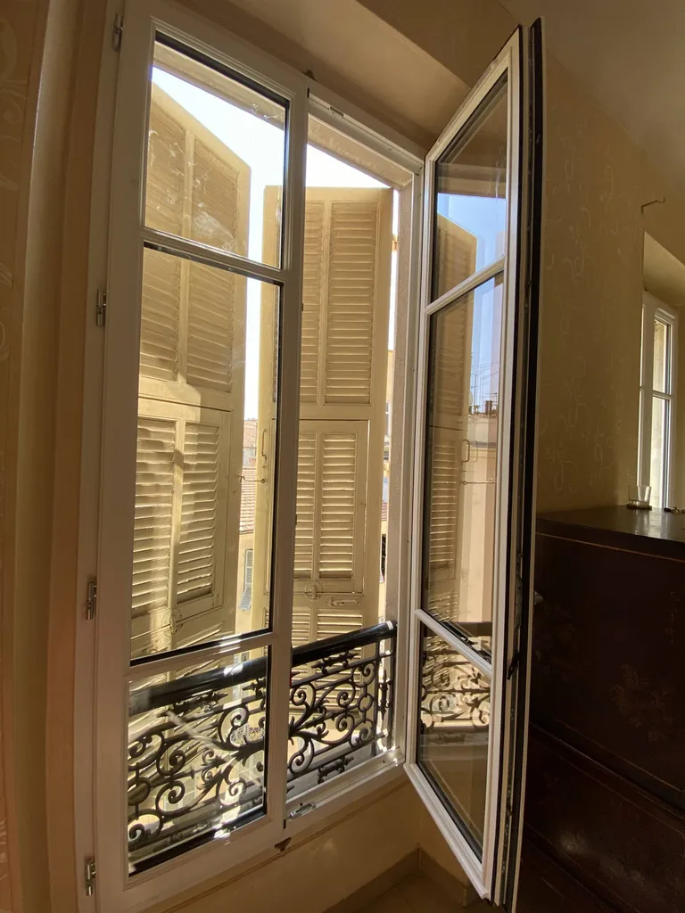 Pose fenêtres en bois exotiques sur mesure à Nice (06)