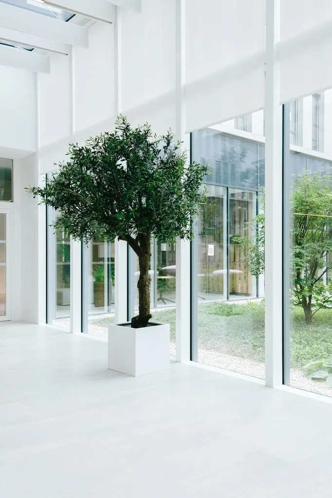 Arbre artificiel et semi-naturel – design végétal réaliste sans entretien à Toulon, Région PACA pour bureaux, accueil et espaces professionnels végétalisés