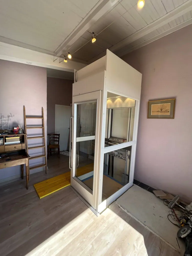 Le soleil de Provence est venu fêter la fin de l'installation de l'ascenseur de maison NAMILIFT PL 501 en intérieur sur 2 nveaux dans un village entre Avignon et Aix en Provence