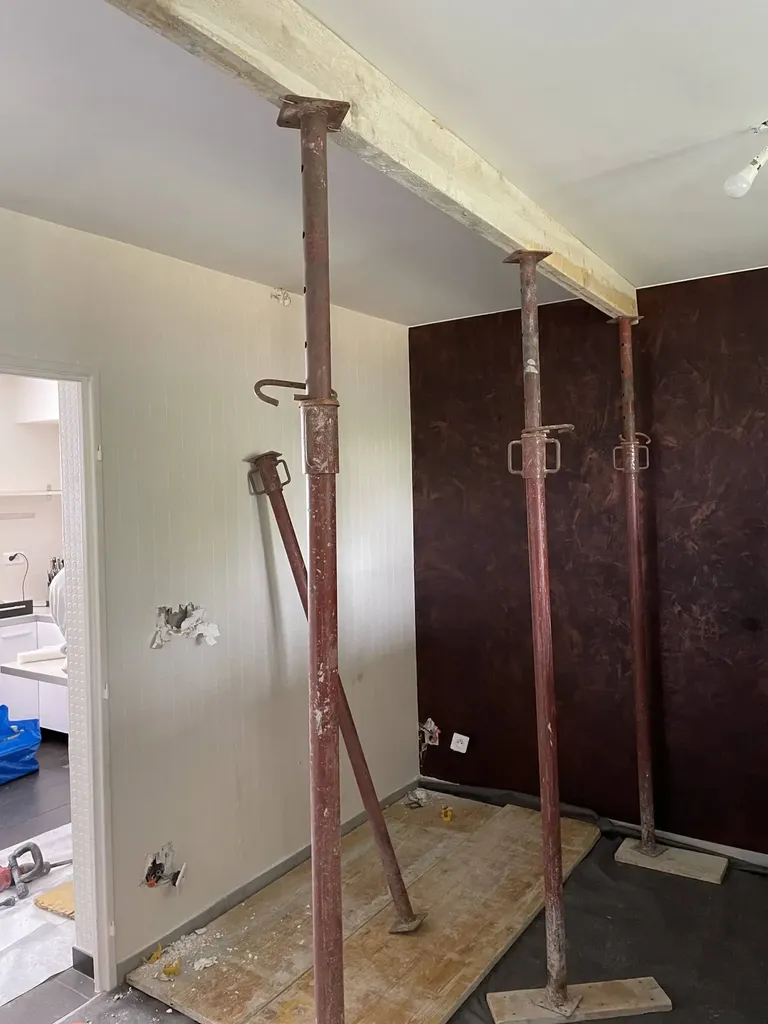Mise en place d’étais pour sécuriser l’ouverture dans la cloison en brique avant pose de la verrière à Lyon