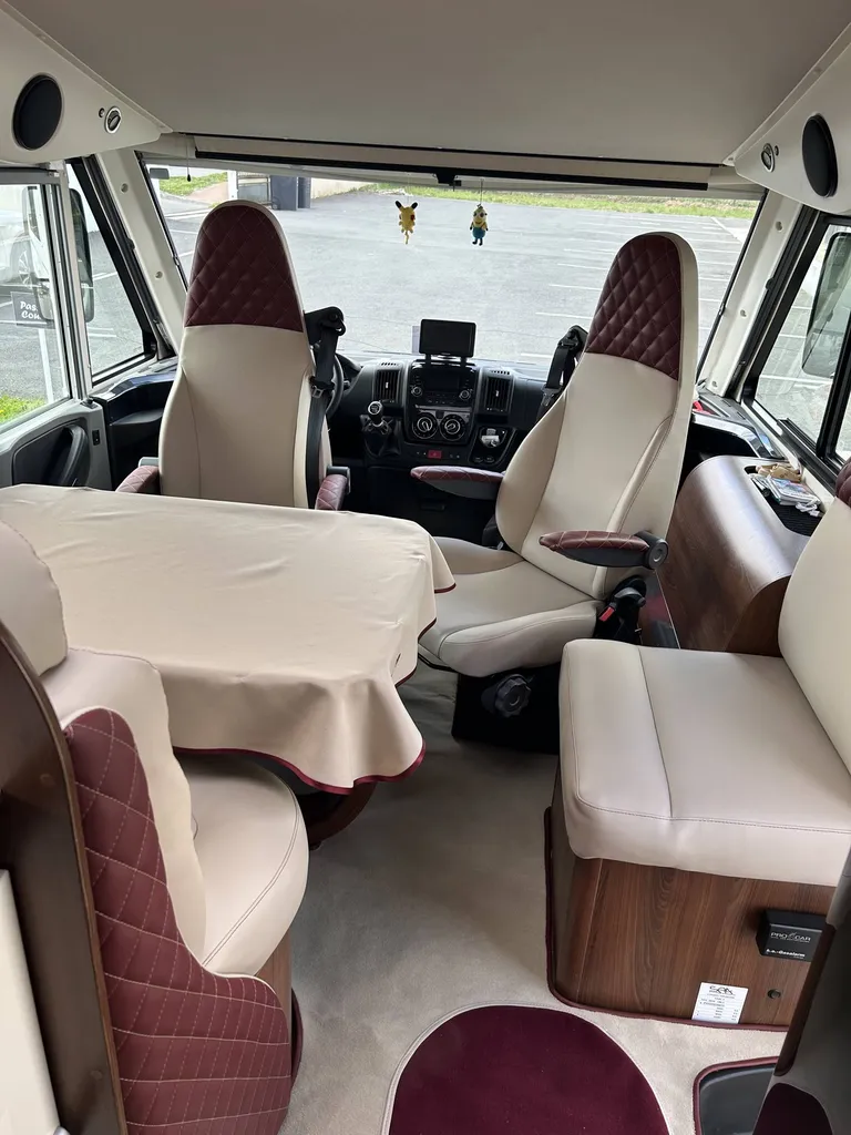 Camping-car à Bordeaux : rénovation complète de la sellerie et du sol