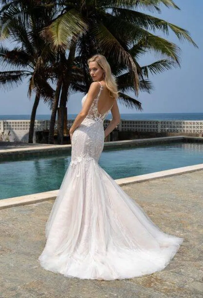 Robe de mariée sirène en dentelle fleurie avec décolleté profond et dos échancré Aix-en-Provence