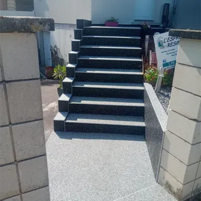 Rénovez vos escaliers avec une moquette en pierre design et antidérapante pour maison et jardin à Strasbourg et Bas-Rhin