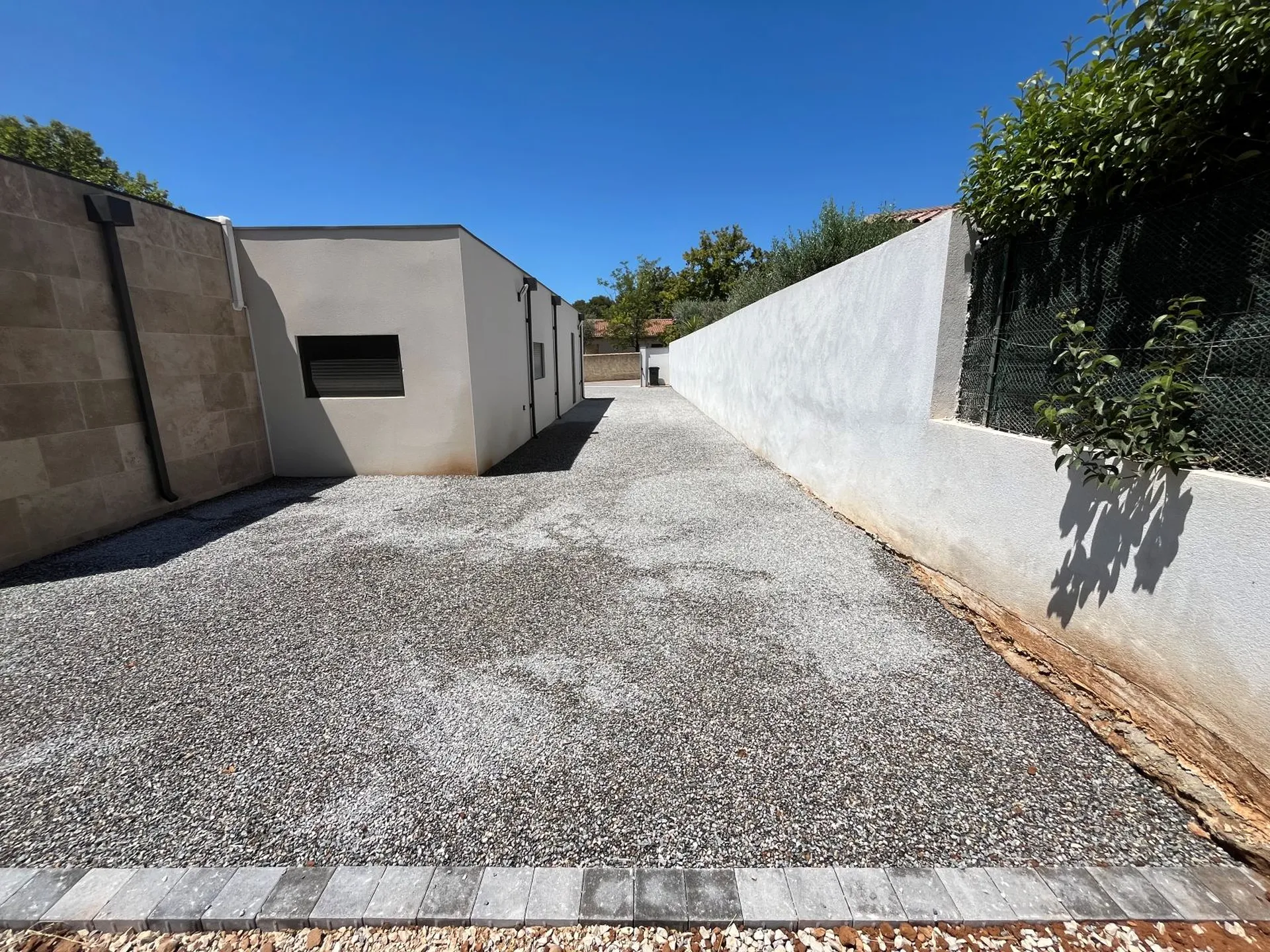 Réalisation allée et parking en dalles stabilisatrices avec bordures pavé et pose d'un gazon synthétique à Vitrolles