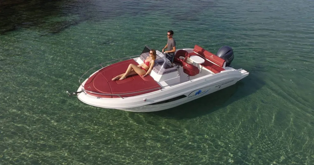 Faire du ski nautique dans la baie de La baule avec le Pacific Craft