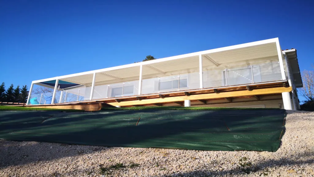 Installation de pergola bioclimatique aluminium motorisée à Reynies pour espace extérieur couvert