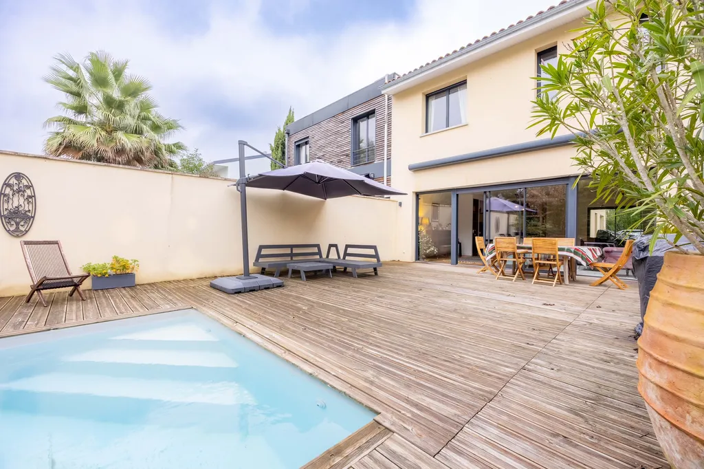 Belle maison contemporaine avec stationnement et piscine, Le Bouscat