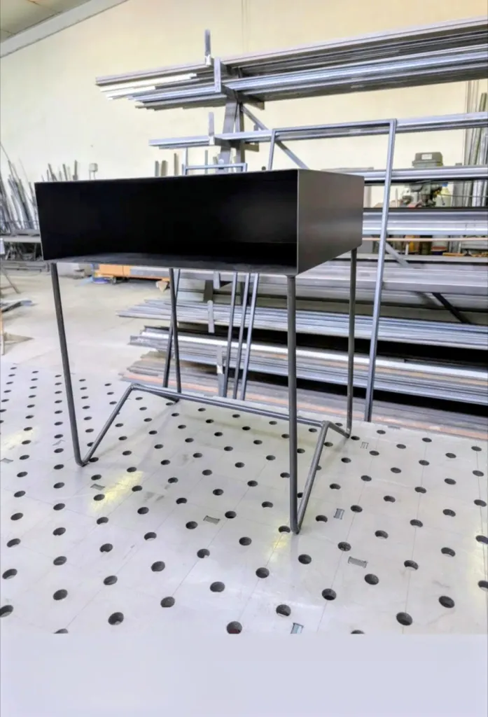 Table de chevet en acier et patine noire