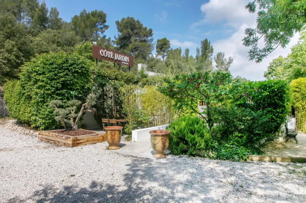 Location de lieu atypique pour baptême avec jardin, terrain de boules et espace enfants à Bouc-Bel-Air