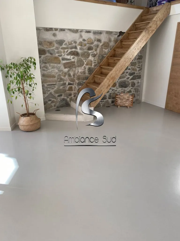 Sol en béton cire coulé gris clair à digne dans les alpes de haute provence