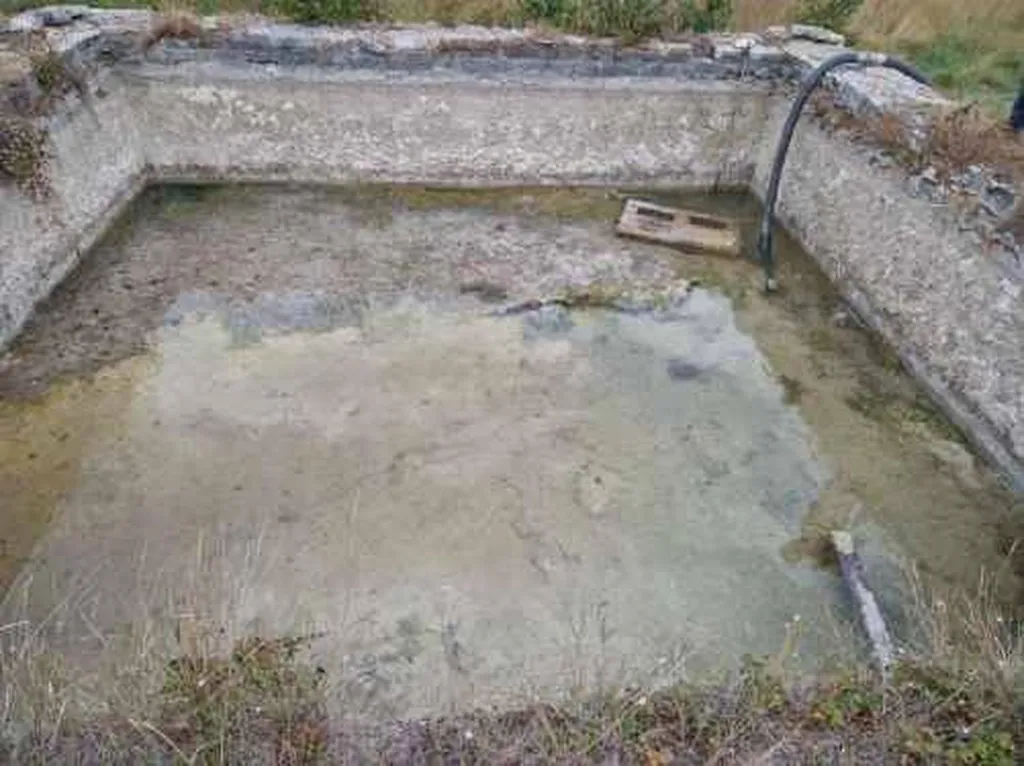 Pompage de l'eau de surface d'un bassin d'agrément à Mirabeau