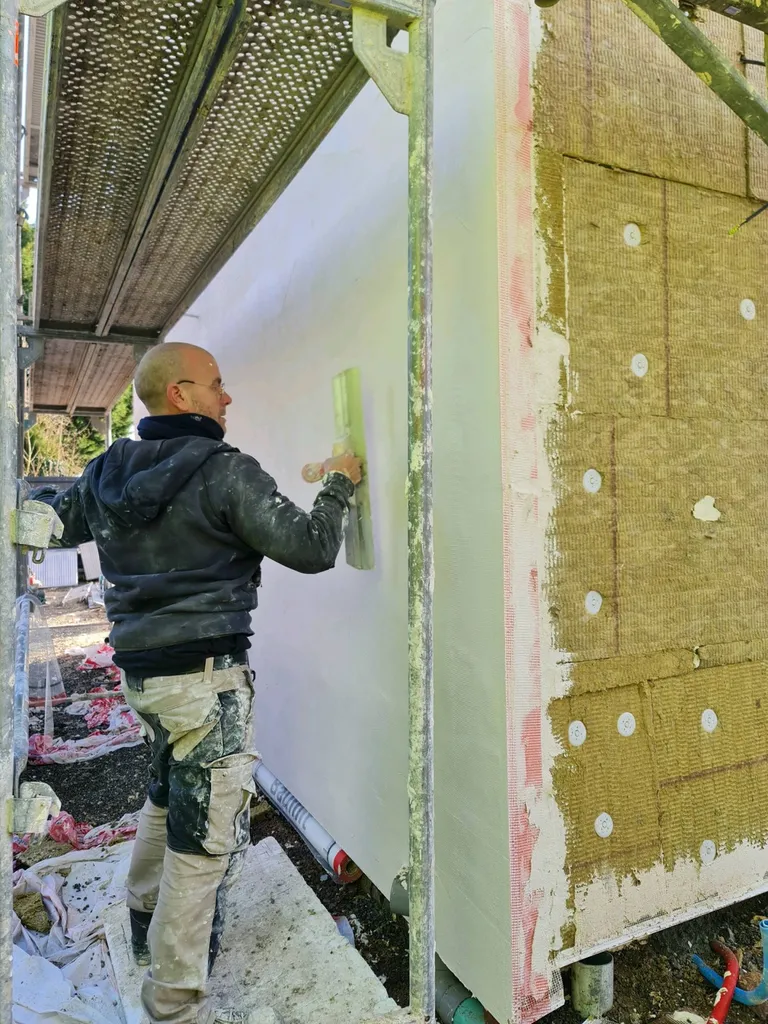 Isolation par l'extérieur des murs d'une maison en laine de roche