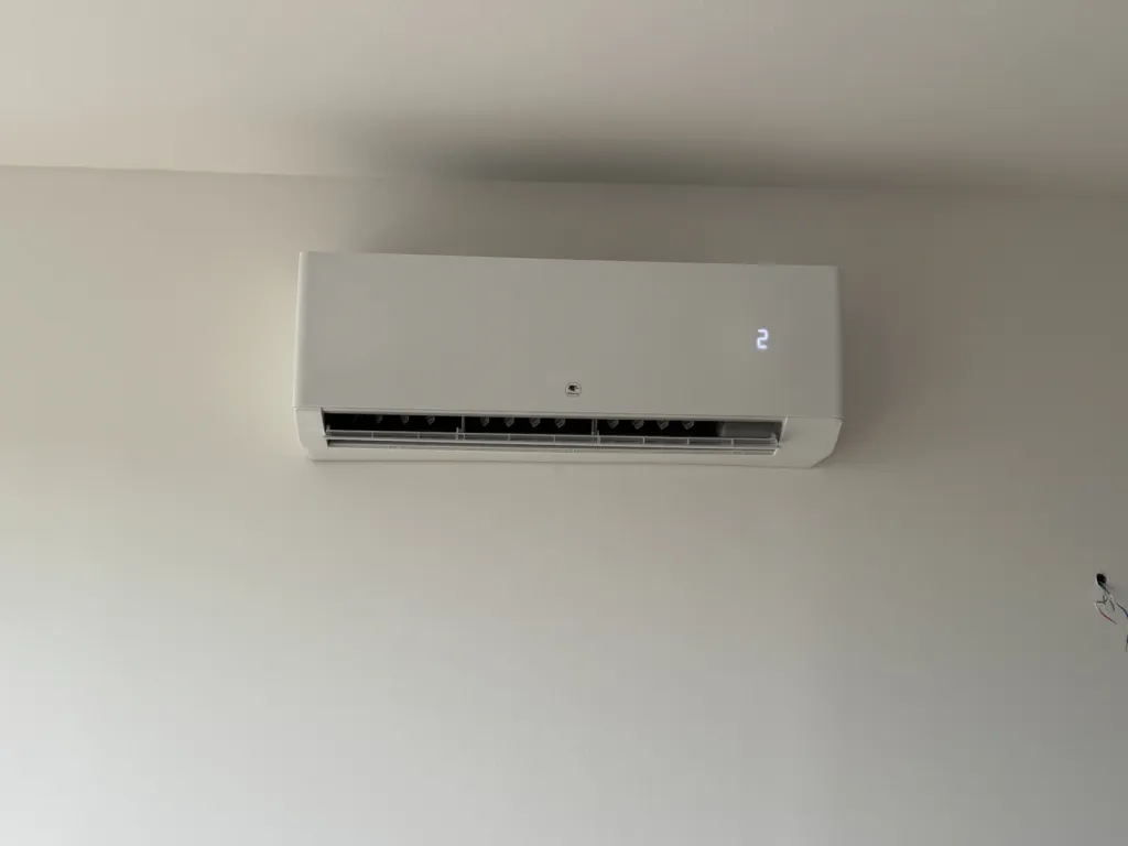 Installation de climatisation murale Thermor bi-split à Marseille 13012 réalisée par Barbero Climatisation, expert en climatisation réversible dans les Bouches-du-Rhône