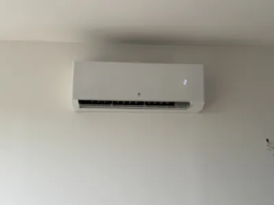 Installation de climatisation murale Thermor bi-split à Marseille 13012 réalisée par Barbero Climatisation, expert en climatisation réversible dans les Bouches-du-Rhône