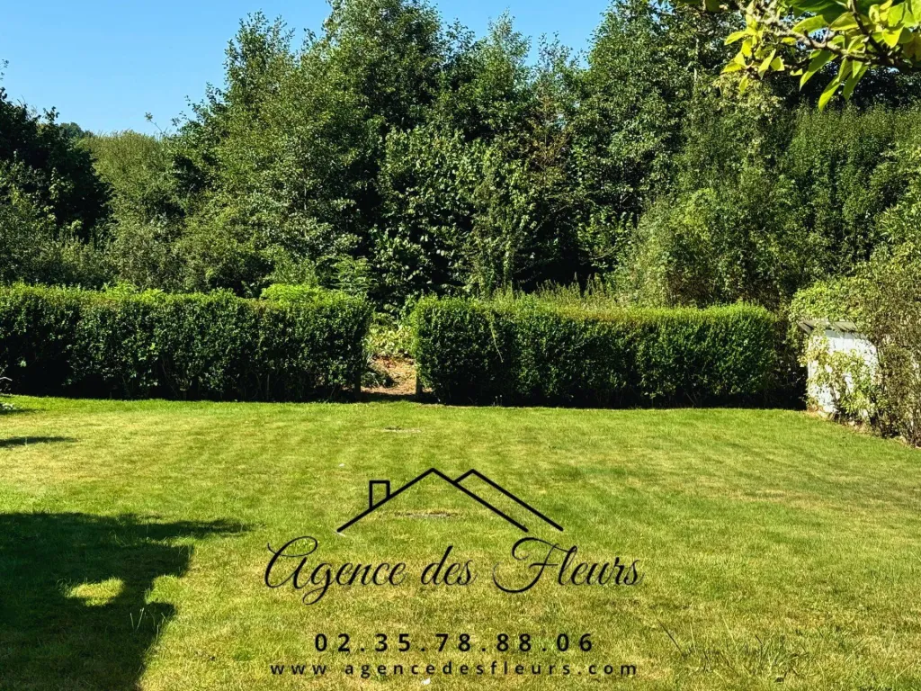 A vendre maison familiale de 243 m² édifiée sur un terrain de 749 m² sur la commune de MONTFORT SUR RISLE 27 290