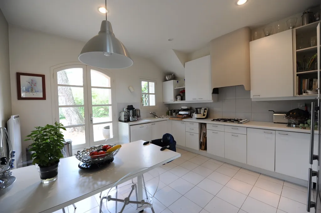 A vendre à Villeneuve-lès-Avignon, villa avec piscine dans un écrin de verdure   