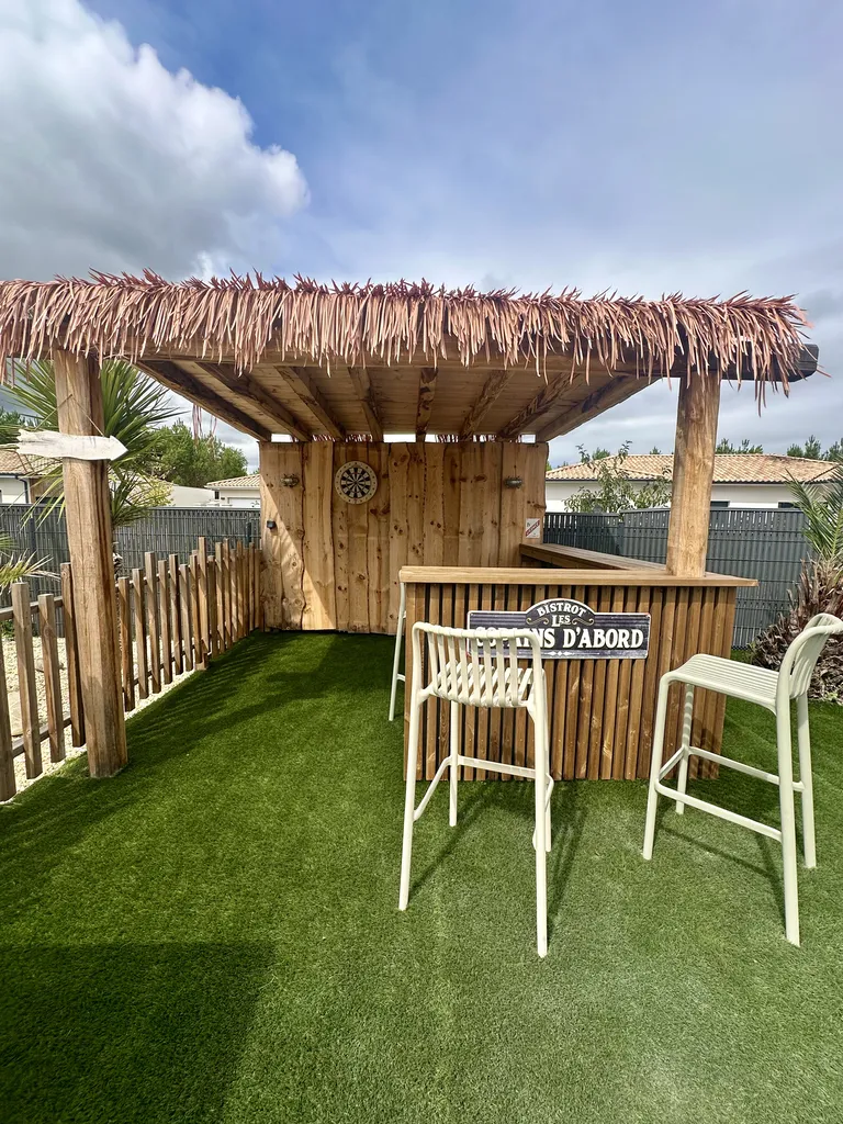 Création sur mesure pergola en pin avec toit en paillage à Mios, bassin d’Arcachon