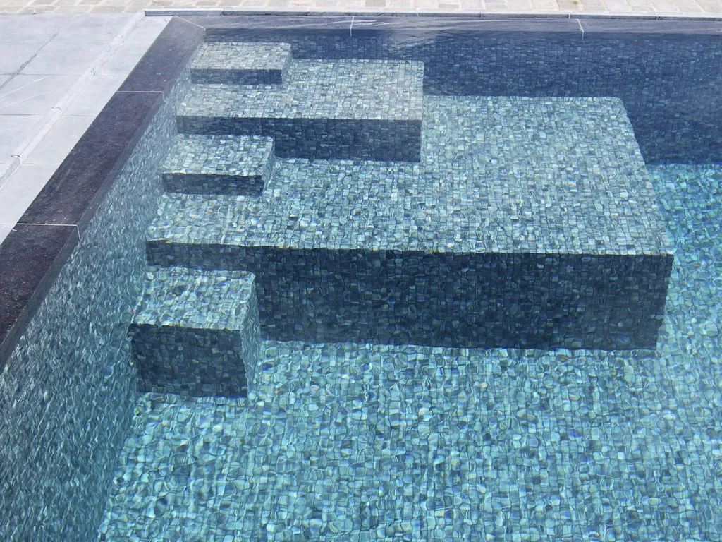 UNE PISCINE MODERNE - MOSAÏQUE TIGRATO