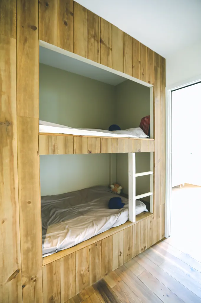 Architecture d'intérieur et rénovation durable de villa avec piscine à Mimizan pour créer des espaces de vie uniques