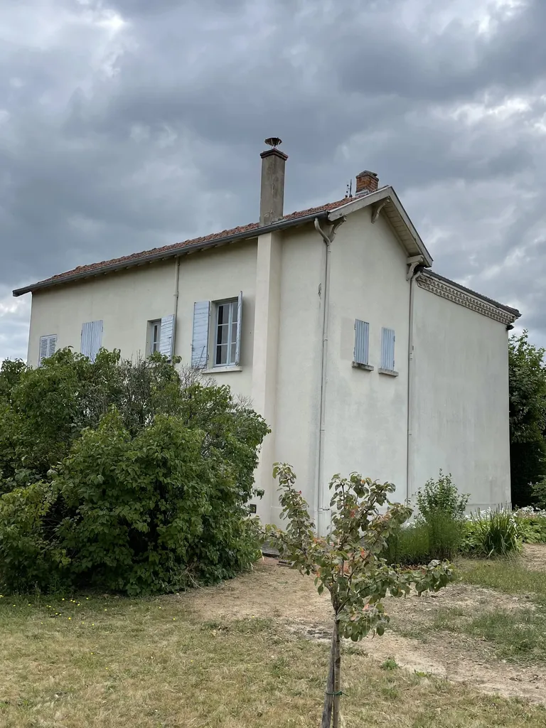 Maison avant travaux d’isolation thermique par l’extérieur à Belleville-en-Beaujolais (Rhône 69) avec façade peu isolée et déperditions de chaleur importantes