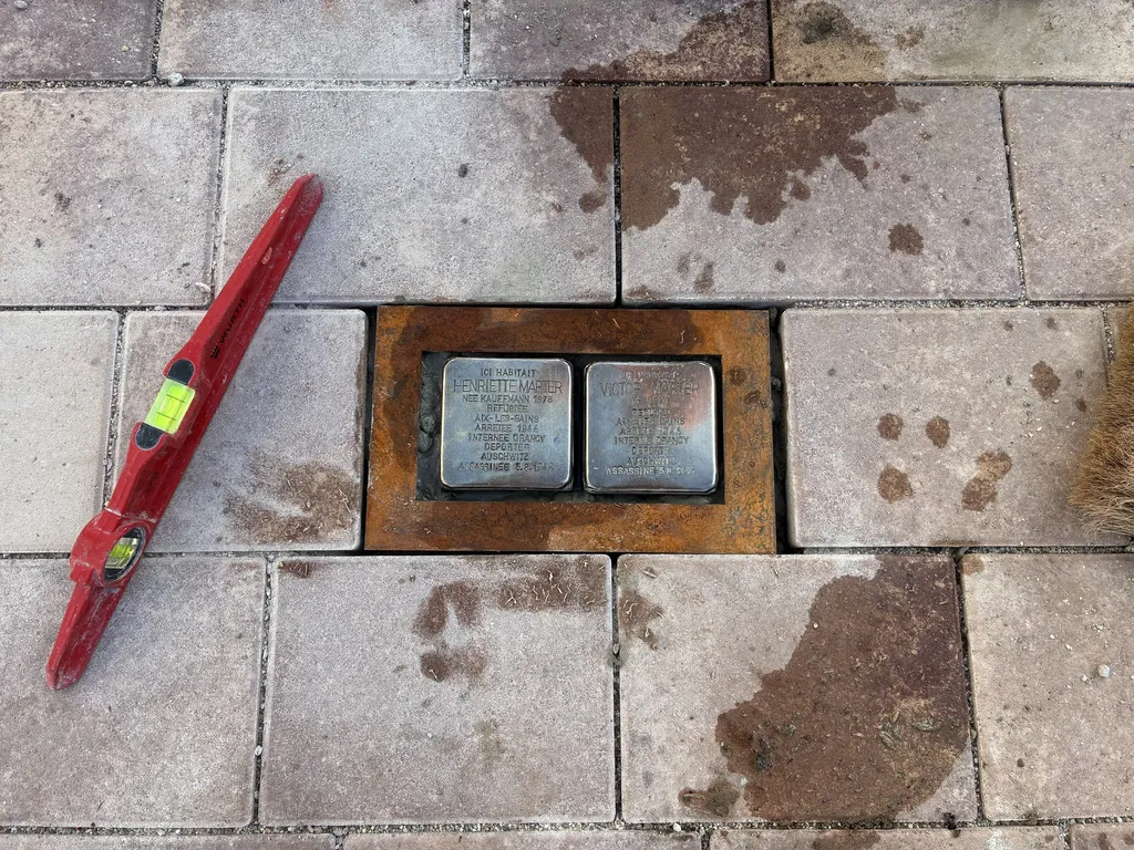 Entreprise de pose de plaques commémoratives et Stolpersteine sur voirie à Haguenau en Alsace
