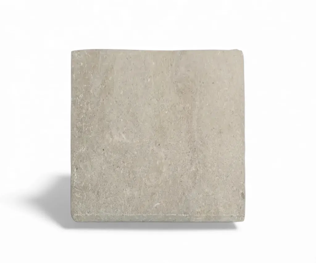 Finition vieillie brossée pierre naturelle Créa Stone offrant rendu doux authentique adapté sols terrasses murs projets intérieurs extérieurs