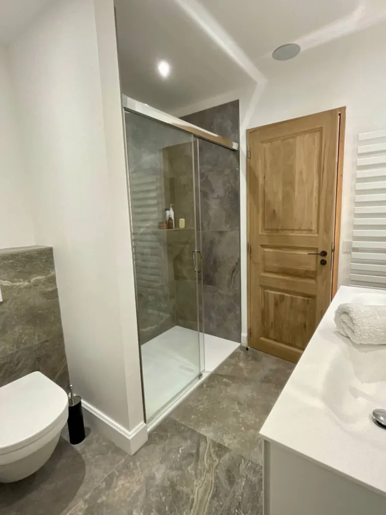 Une salle de bains lumineuse et cosy à Venelles conçu par l'agence d'architecture Inspirations d'intérieurs à Pertuis