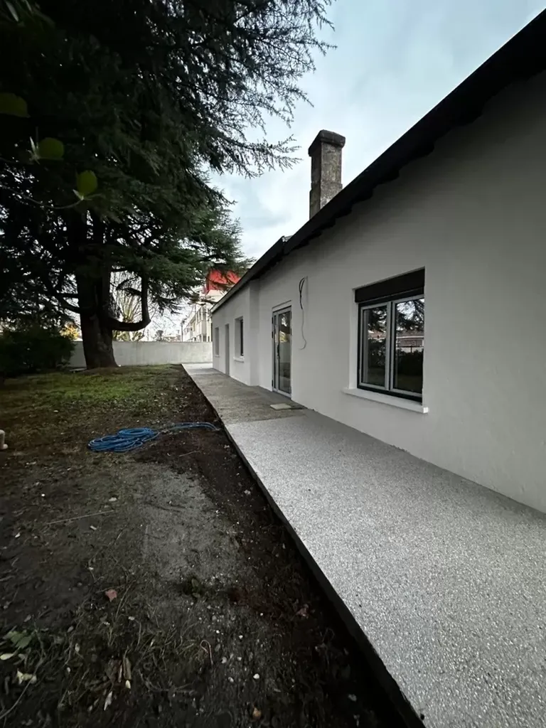 Focus sur le chantier d’un cabinet dentaire à Pessac depuis la démolition jusqu’au choix minutieux du mobilier sur mesure