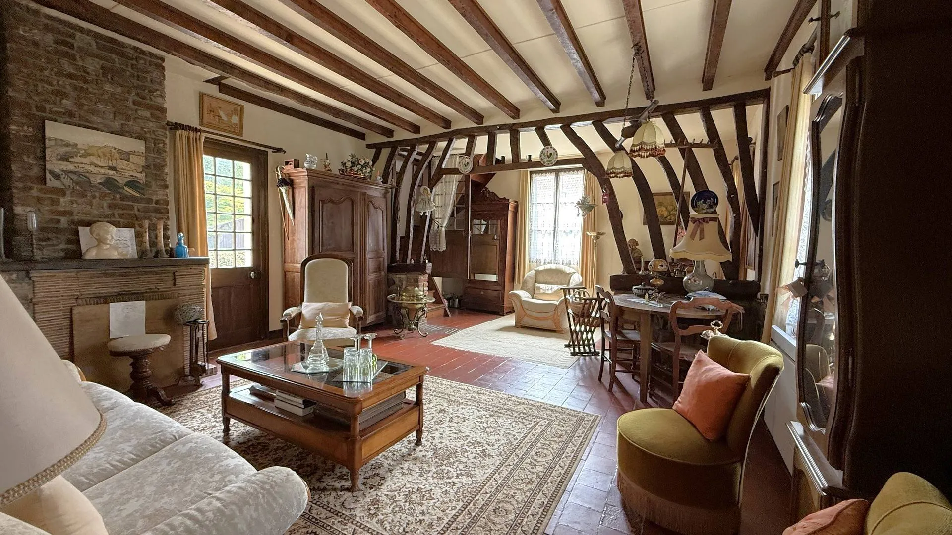 Immobilier à Varengeville-sur-Mer : maison de caractère à réhabiliter – Authentique, poutres, tomettes, cheminée ancienne.