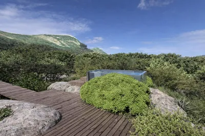 Etude d'un spa inox fond et parois vitrés en Corse