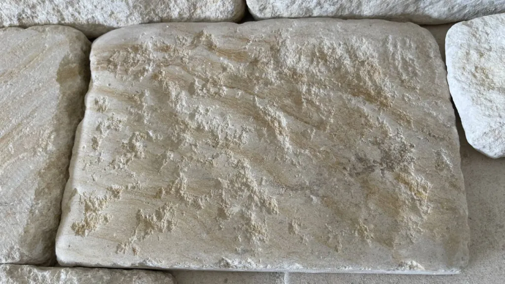 Pierre de Dordogne, Périgord (Montagnac d'Auberoche) entre Brive et Périgueux gisement calcaire