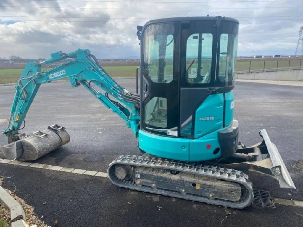 Mini pelle Kobelco à louer sur Strasbourg 