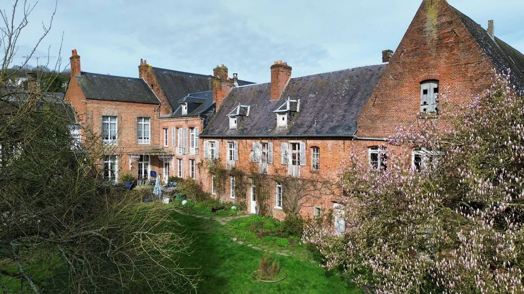 A vendre propriété à Aumale (76), avec 6 chambres, terrain traversé par la Bresle, idéal grande famille, et logement indépendant.
