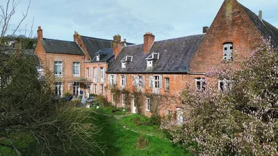 A vendre propriété à Aumale (76), avec 6 chambres, terrain traversé par la Bresle, idéal grande famille, et logement indépendant.