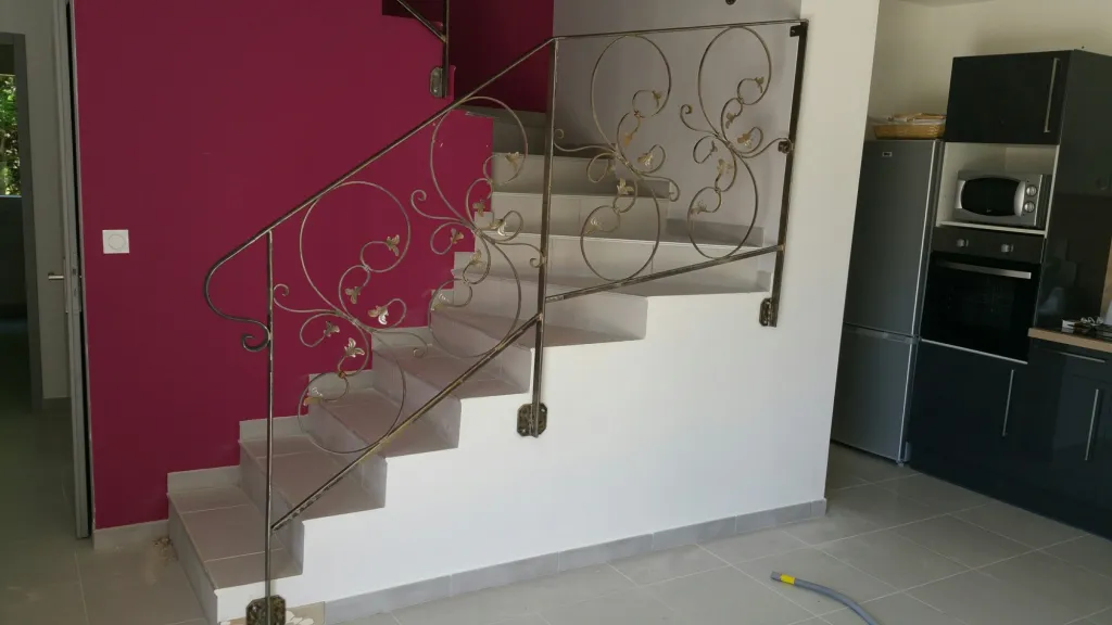 FABRICATION ET POSE GARDE CORPS AVEC VOLUTES ET FEUILLES EN FER FORGE AVEC MAIN COURANTE POUR MISE EN SECURITE ESCALIER A MARTIGUES 13 BDR