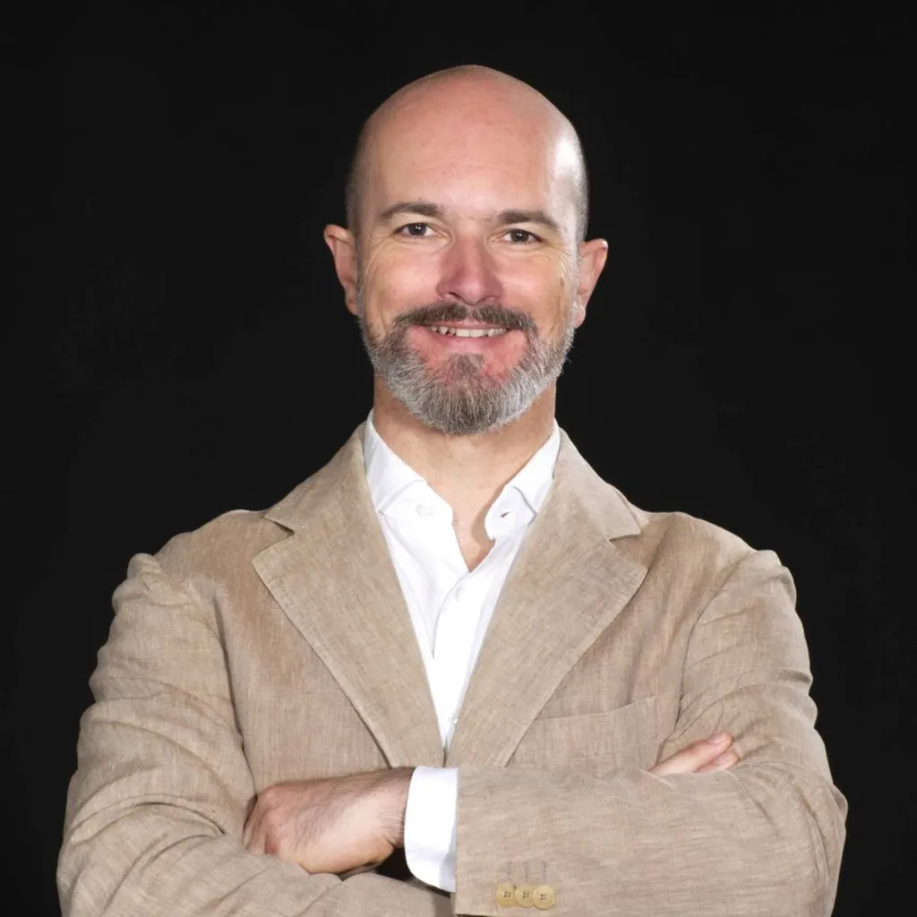 Photographe pour trombinoscope d'entreprise homme de face bras croisé