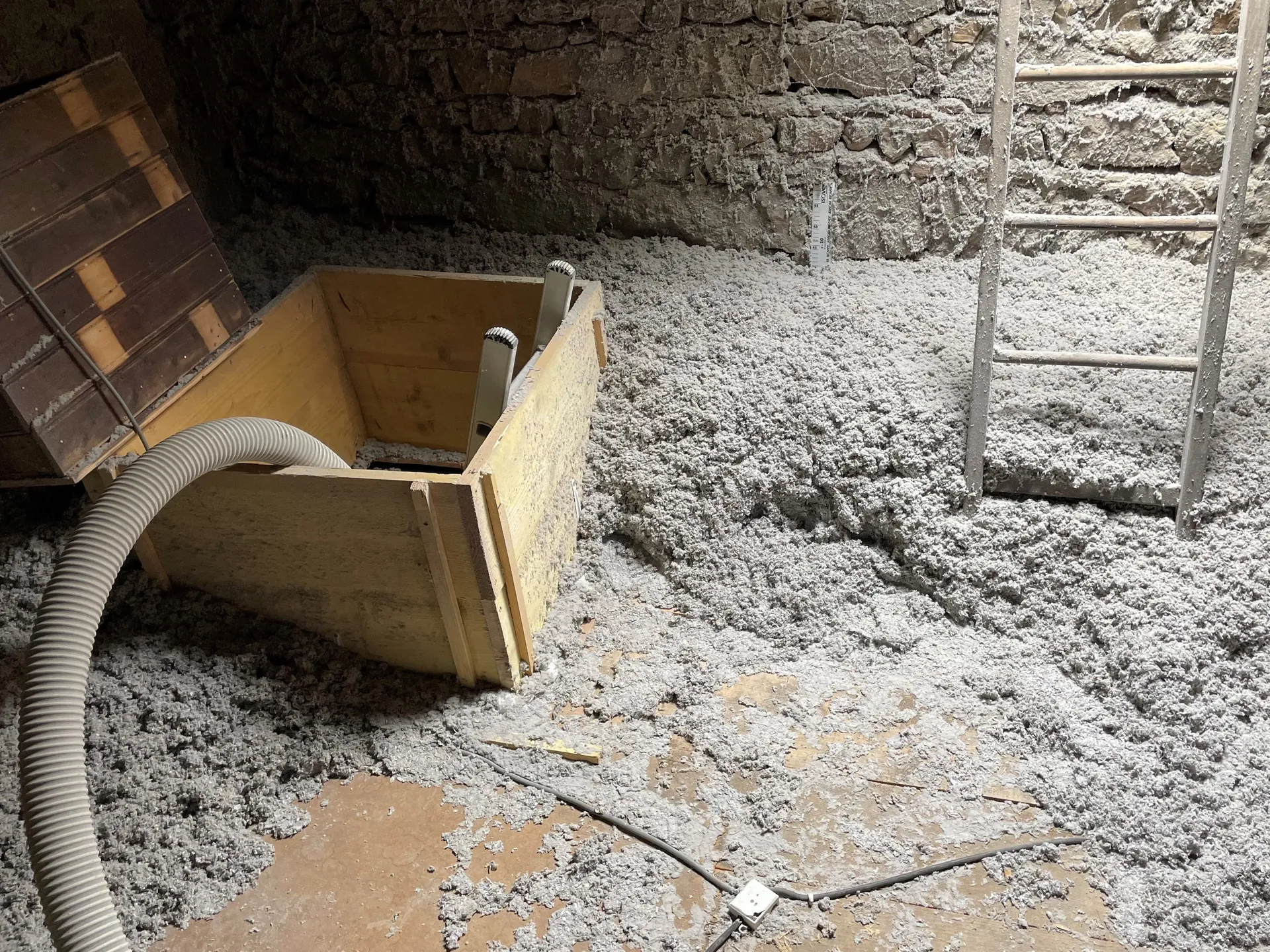 Mise en place d’un cadre en bois autour de la trappe d’accès aux combles avant soufflage de ouate de cellulose à Beaujeu (Rhône 69), pour garantir une isolation continue et efficace