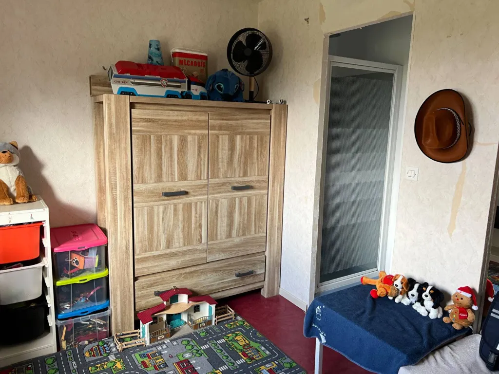 A vendre pavillon de 140 m² sur un terrain de 1530 m² clos sur la commune de LE THUIT DE L'OISON 27370