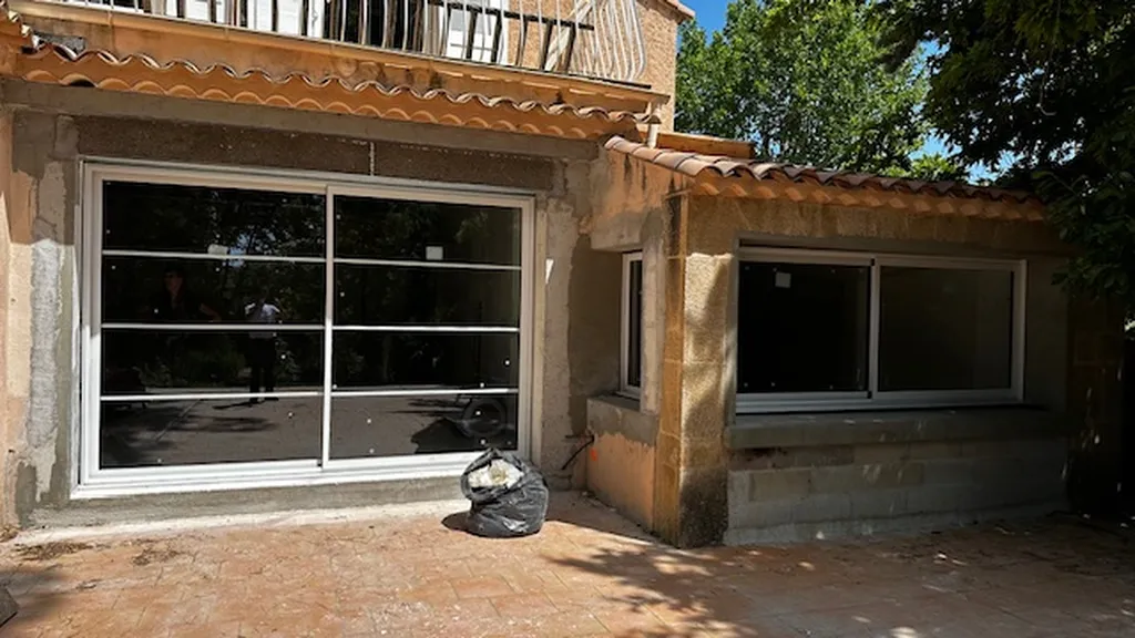 Baie coulissante vitrée en ALU sur-mesure avec croisillons à Aix-en-Provence