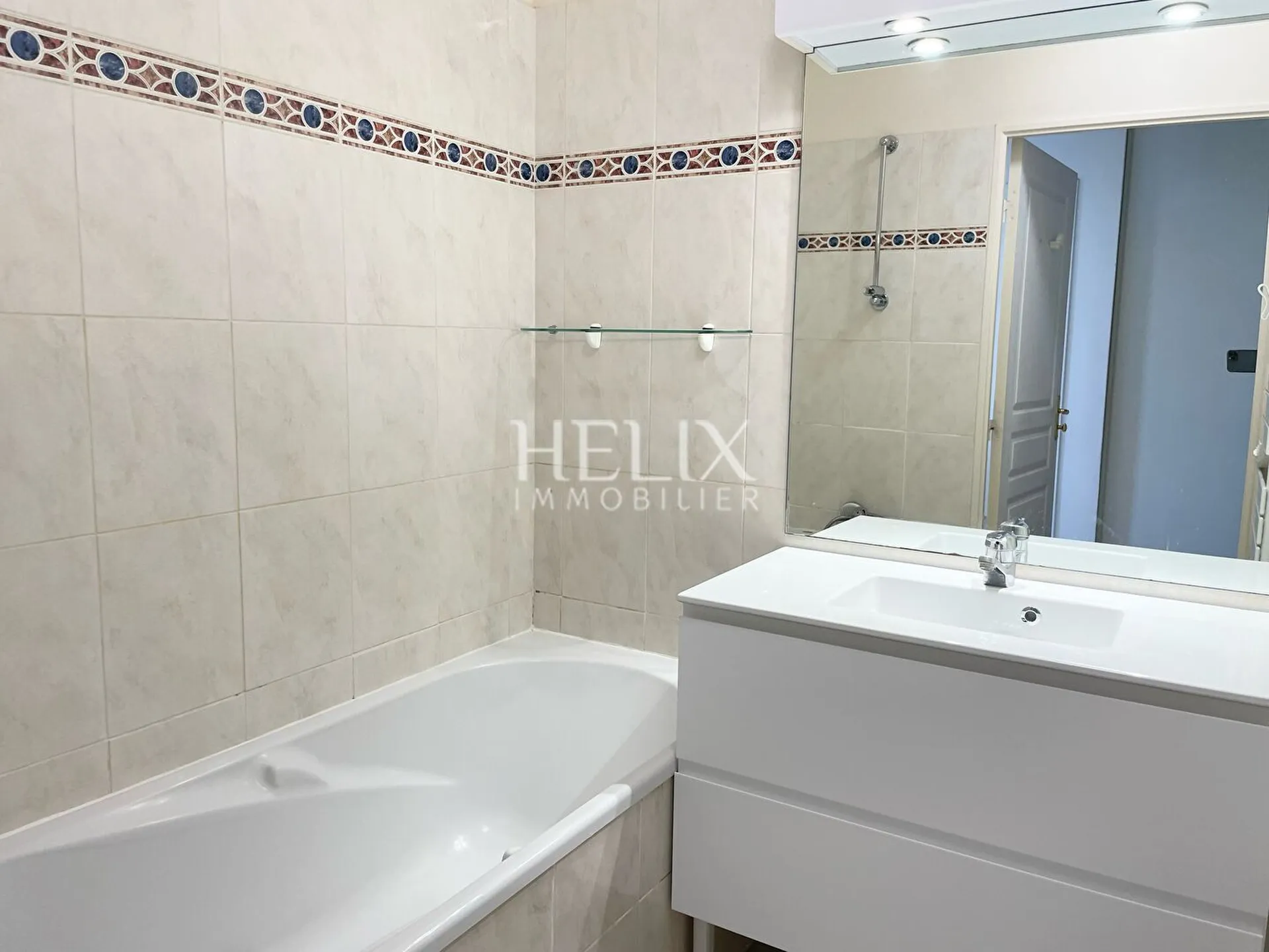 Location, avec une jolie salle de bain heliximmobilier.com