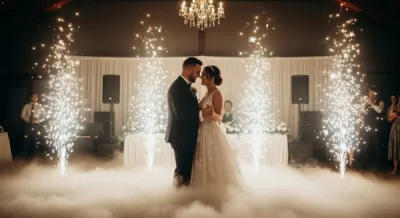 Effets spéciaux avec jets d’étincelles intérieurs et machine à fumée lourde pour ouverture de bal de mariage à Toulouse