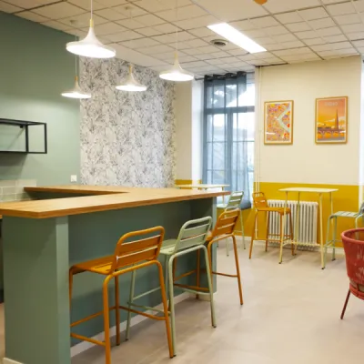 Salle de repos accueillante et chaleureuse, offrant un nouveau lieu de ressourcement aux bénéficiaires, par l’Atelier D. architecte d’intérieur à Bordeaux.