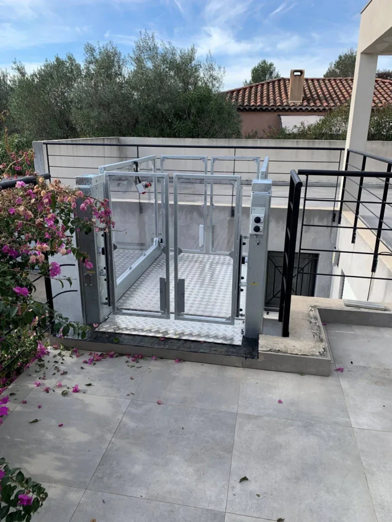 Vue depuis l'accès supérieur de la plateforme verticale Strategos d'une élévation de 3 m en extérieur à Martigues près d'Aix en Provence 