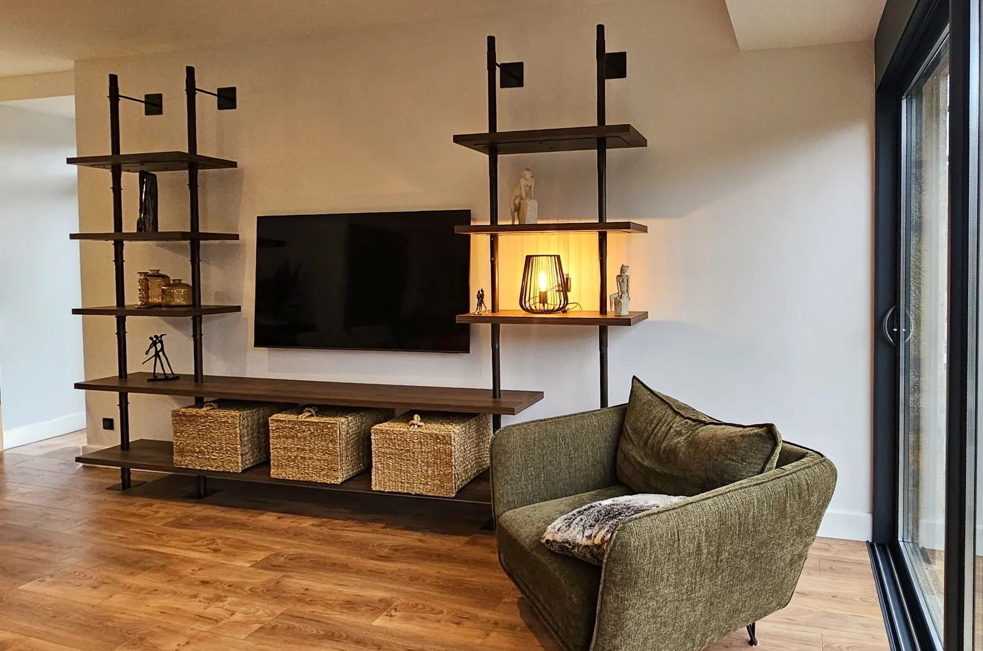 Meuble TV sur mesure Bois & Fer avec niche lumineuse, 8 étagères 38 mm, réalisé à Jaujac près d’Aubenas