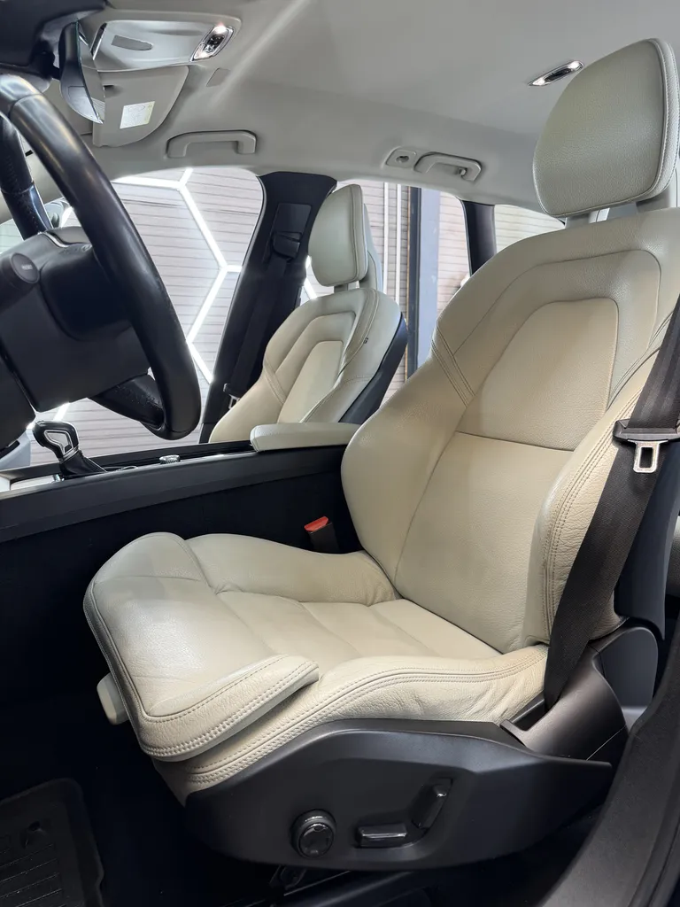 VOLVO XC60 D4 INSCRIPTION AWD – BVA – 4 ROUES MOTRICES – ENTRETIEN COMPLET - SIEGES CHAUFFANT | Diesel D4 190 chv / 11cv | 01/2019 | 154 000 km | 5 places | 5 portes
