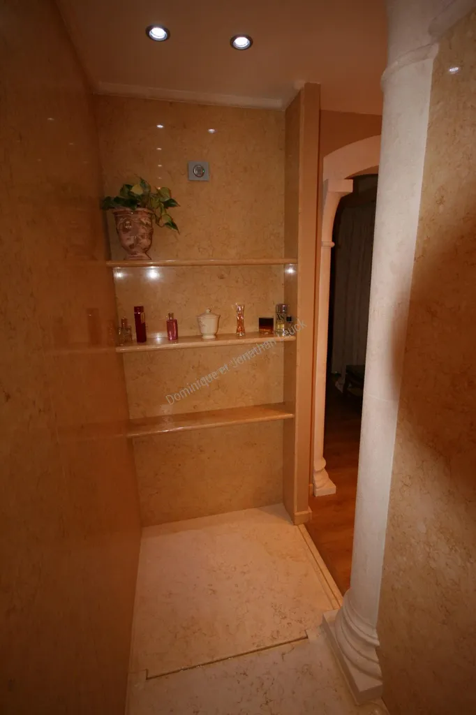 Entrée, paroi et étagères de douche en marbre d'Egypte (jaune atlantide) situé au pied des Alpilles dans la vallée des Baux de Provence