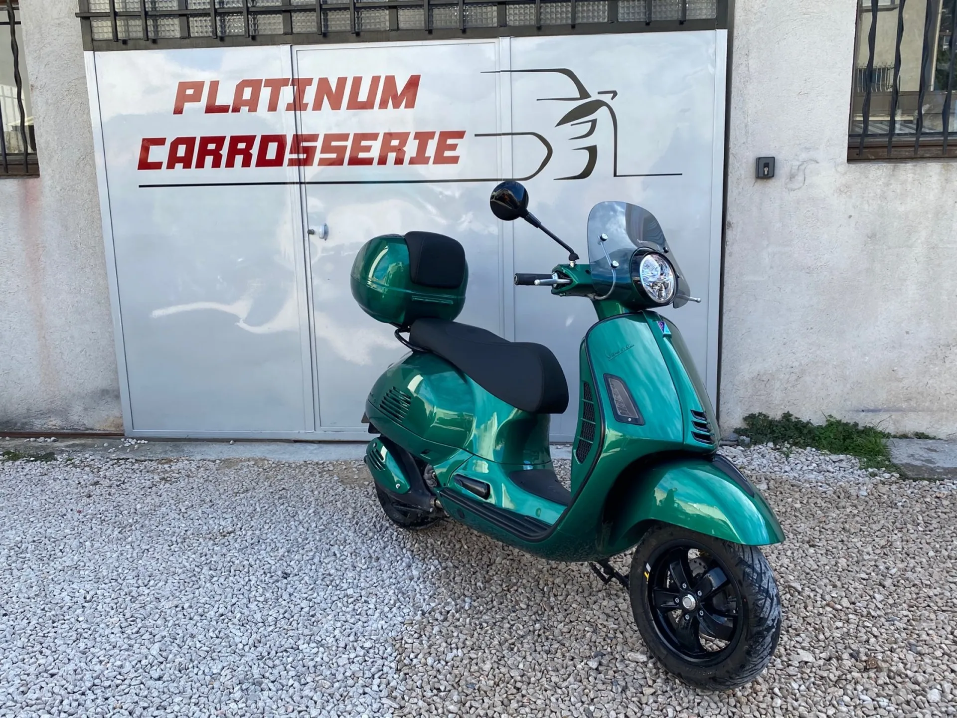 Personnalisation de scooter: Peinture sur Vespa GTS Super 300 chez Platinum Carrosserie à Carnoux