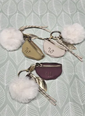 Porte-clés ou bijoux de sac Woomen disponible chez Evasion Eu